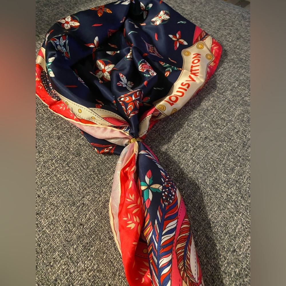 Authentic Louis Vuitton silk scarf with scarf ring!! Rare and beautiful.